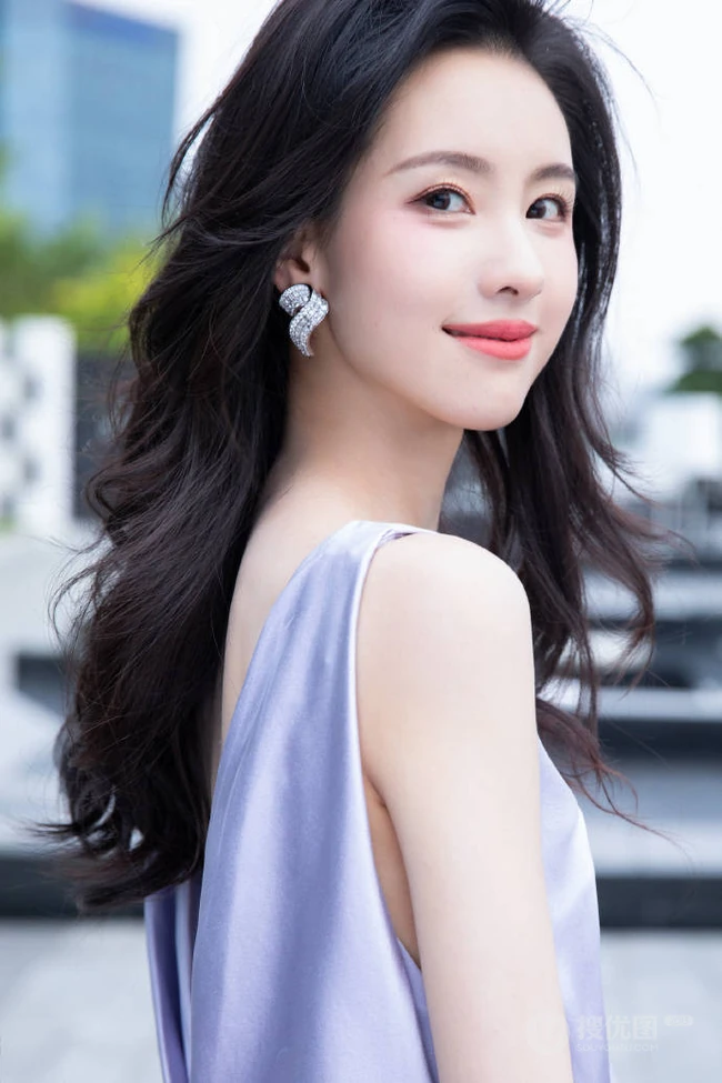 女生陈都灵席地长裙穿着展婀娜身材户外广场写真图片