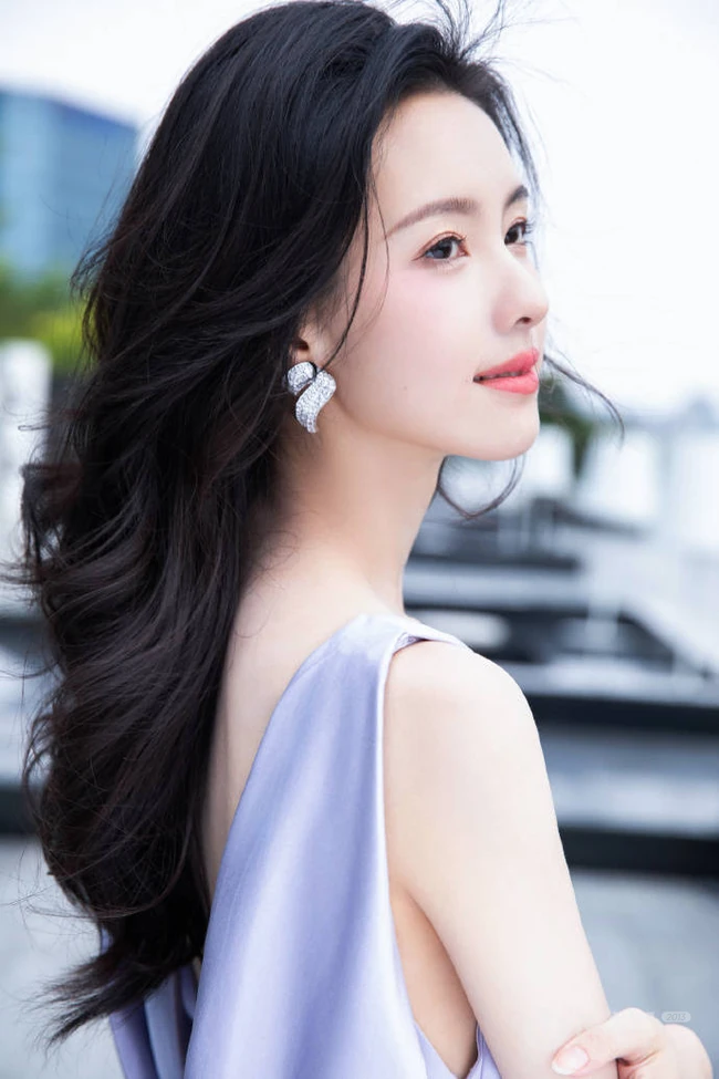 女生陈都灵席地长裙穿着展婀娜身材户外广场写真图片