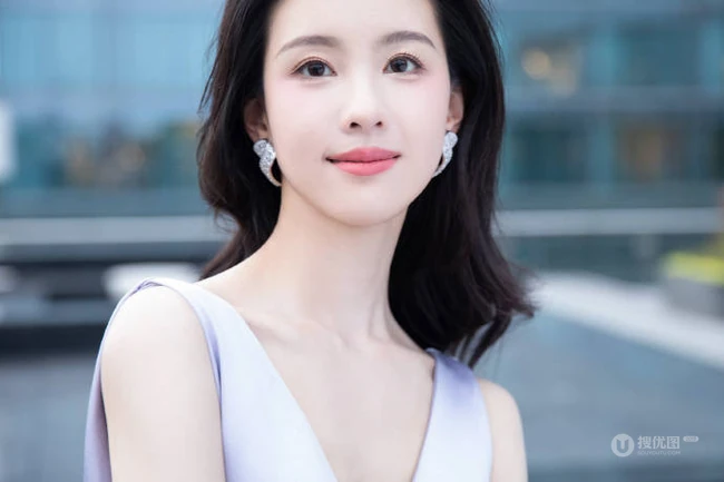女生陈都灵席地长裙穿着展婀娜身材户外广场写真图片
