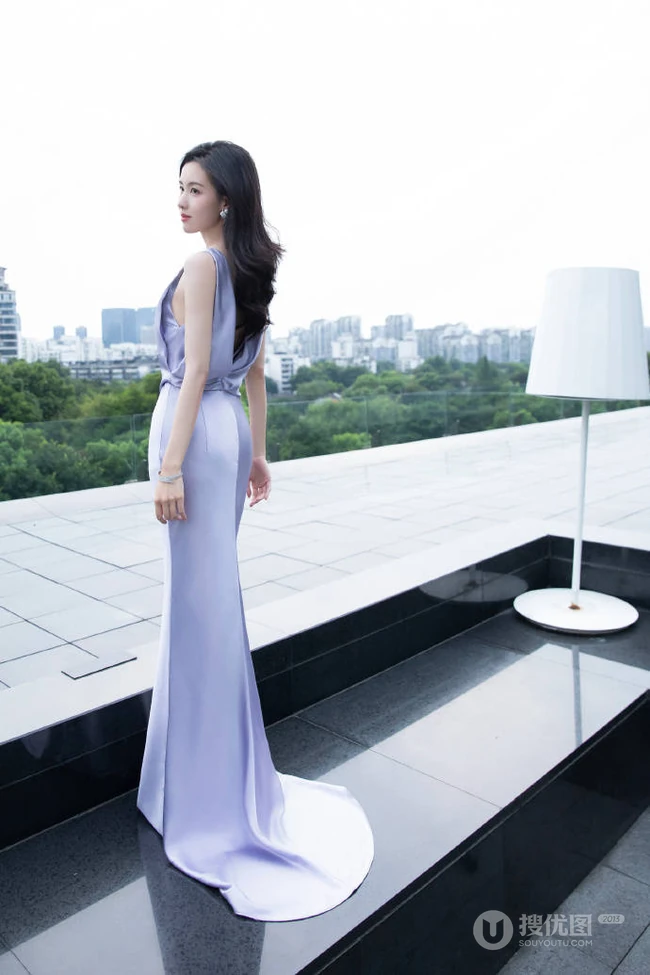 女生陈都灵席地长裙穿着展婀娜身材户外广场写真图片