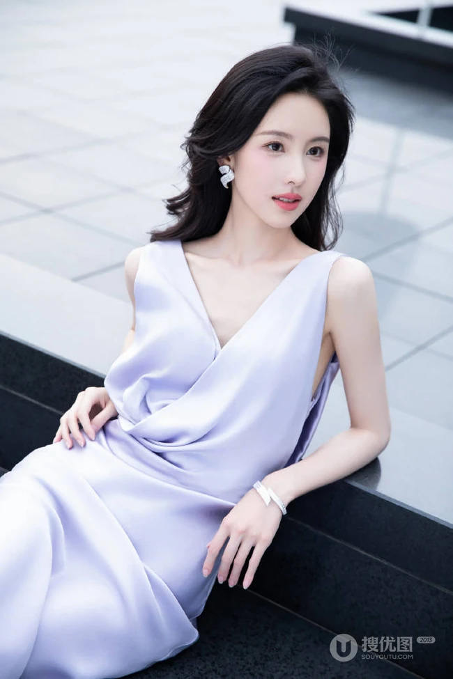 女生陈都灵席地长裙穿着展婀娜身材户外广场写真图片
