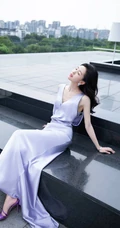 女生陈都灵席地长裙穿着展婀娜身材户外广场写真图片