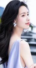 女生陈都灵席地长裙穿着展婀娜身材户外广场写真图片