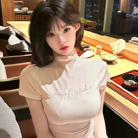 气质匀称修身短发女生高清好看室内2023头像图片