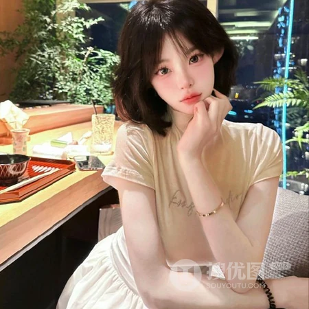 气质匀称修身短发女生高清好看室内2023头像图片