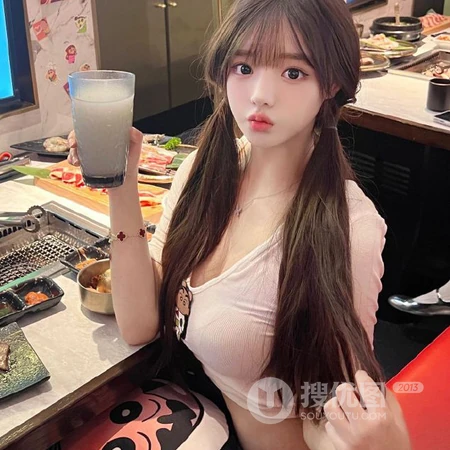 气质可爱低领装牛仔裤真人女生餐厅头像图片2023最新款