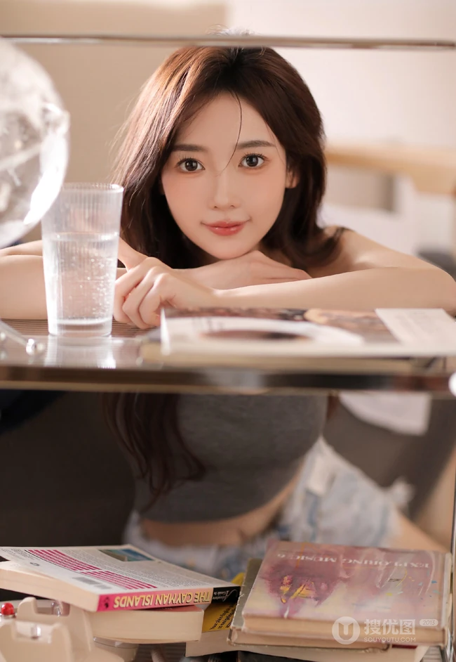 小姐姐的腿也太好看了，紧身背心牛仔短裤女生室内写真照片
