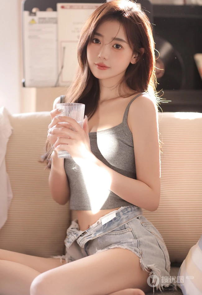 小姐姐的腿也太好看了，紧身背心牛仔短裤女生室内写真照片