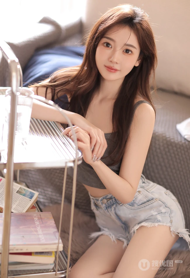 小姐姐的腿也太好看了，紧身背心牛仔短裤女生室内写真照片