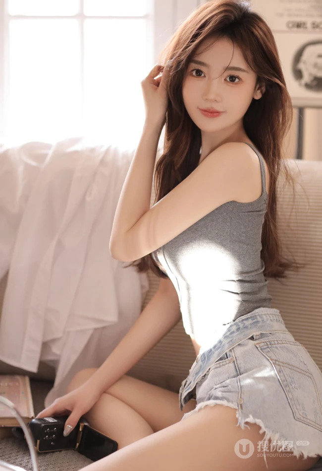 小姐姐的腿也太好看了，紧身背心牛仔短裤女生室内写真照片