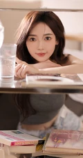小姐姐的腿也太好看了，紧身背心牛仔短裤女生室内写真照片
