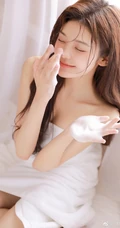 刚洗完澡的漂亮女生居家室内美照