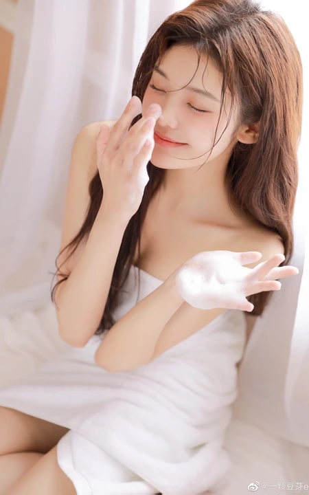 刚洗完澡的漂亮女生居家室内美照