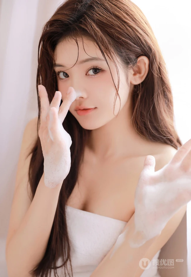 刚洗完澡的漂亮女生居家室内美照