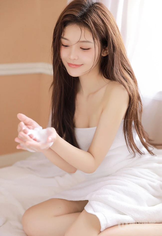 刚洗完澡的漂亮女生居家室内美照