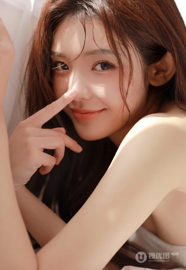 刚洗完澡的漂亮女生居家室内美照