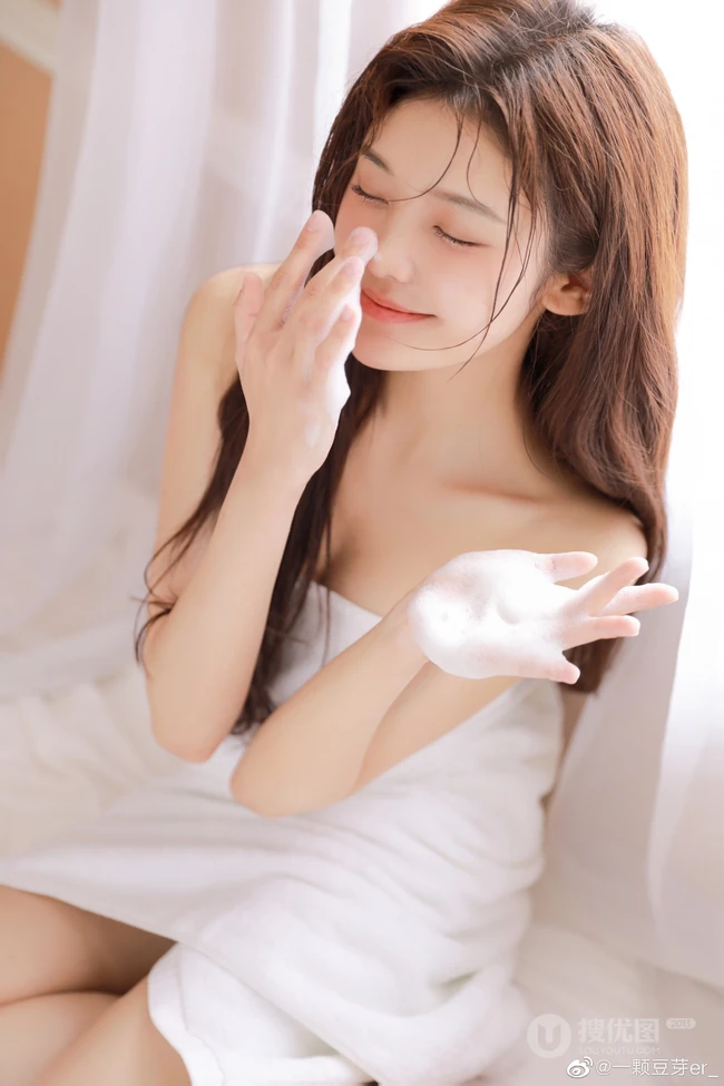 刚洗完澡的漂亮女生居家室内美照