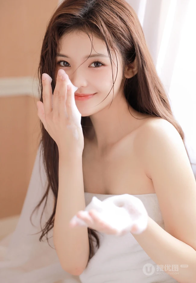 刚洗完澡的漂亮女生居家室内美照