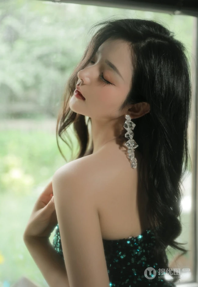 小姐姐真的好有气质，大长腿气质女生紧身连衣裙室内图片