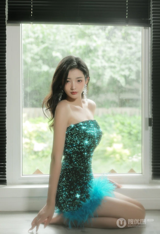 小姐姐真的好有气质，大长腿气质女生紧身连衣裙室内图片