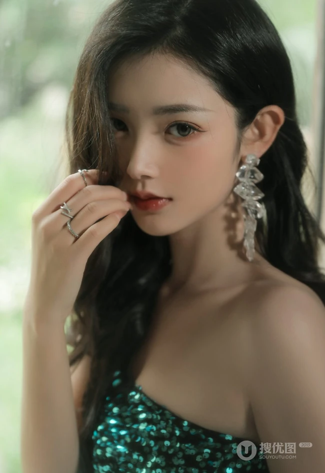 小姐姐真的好有气质，大长腿气质女生紧身连衣裙室内图片