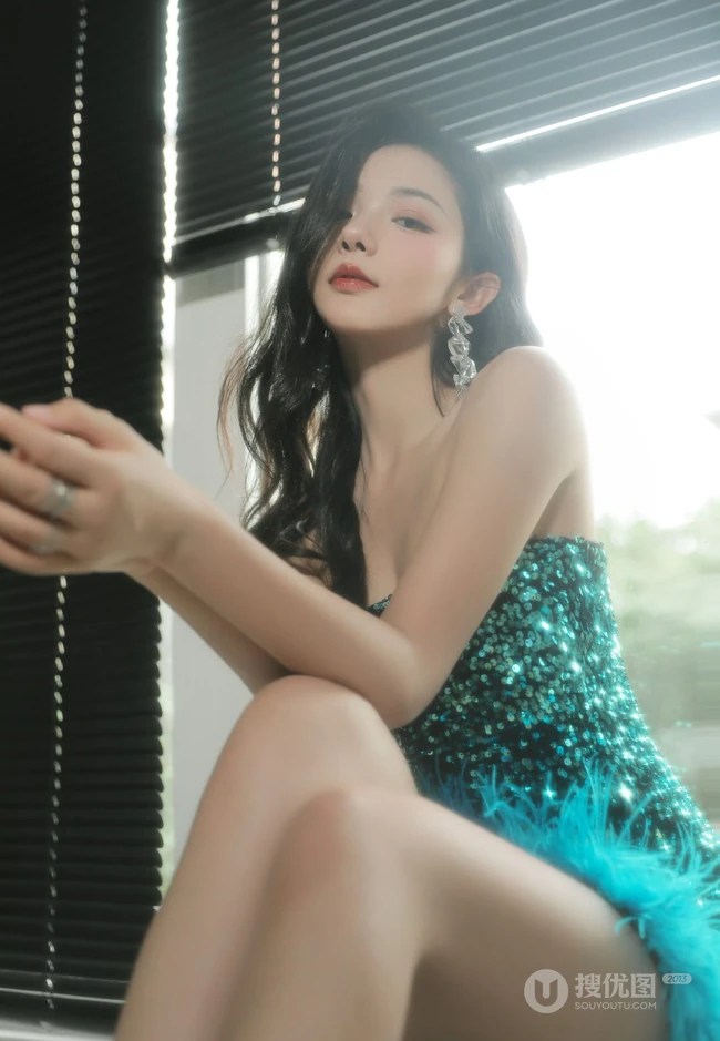 小姐姐真的好有气质，大长腿气质女生紧身连衣裙室内图片