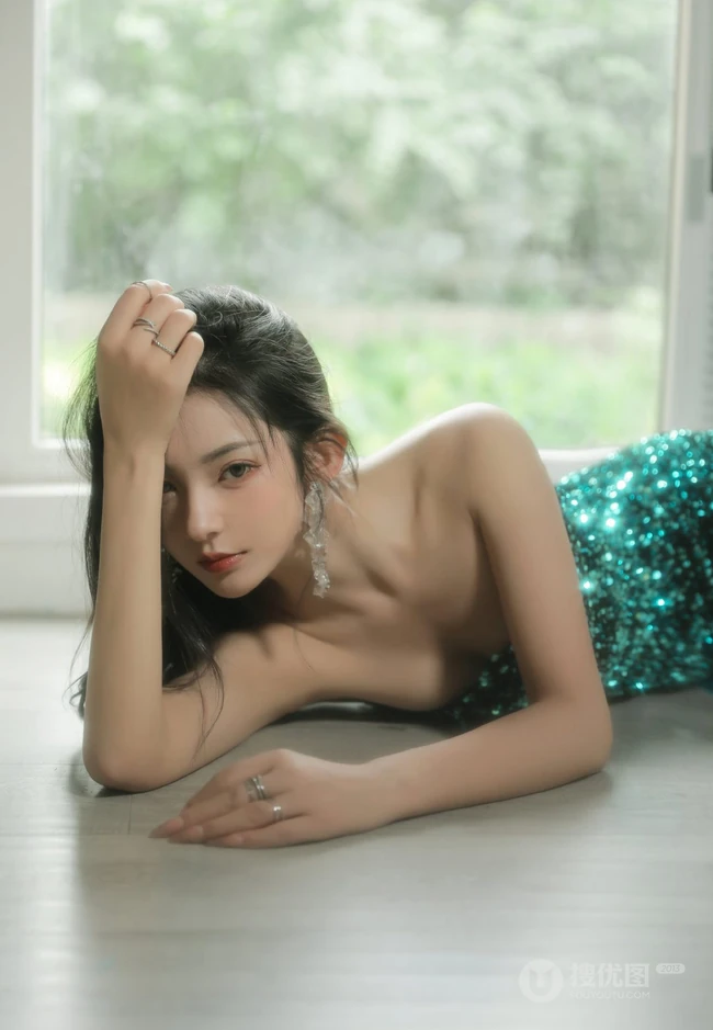 小姐姐真的好有气质，大长腿气质女生紧身连衣裙室内图片