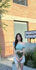 优雅身形女生小姐姐紧身露肩装短裤穿搭街拍美照
