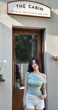 优雅身形女生小姐姐紧身露肩装短裤穿搭街拍美照