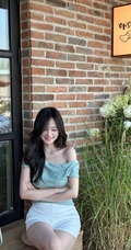 优雅身形女生小姐姐紧身露肩装短裤穿搭街拍美照