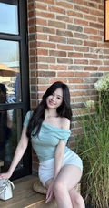 优雅身形女生小姐姐紧身露肩装短裤穿搭街拍美照