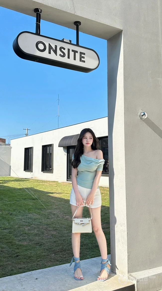 优雅身形女生小姐姐紧身露肩装短裤穿搭街拍美照