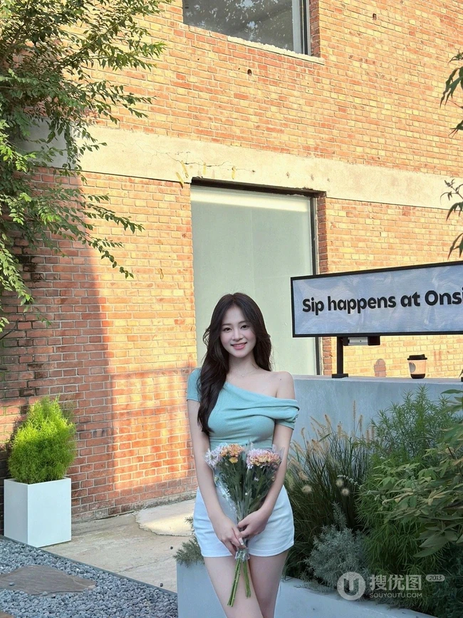 优雅身形女生小姐姐紧身露肩装短裤穿搭街拍美照