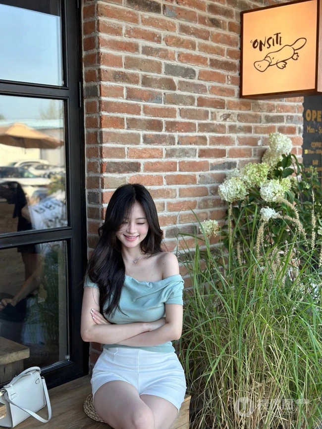 优雅身形女生小姐姐紧身露肩装短裤穿搭街拍美照