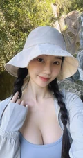 正在爬山的气质匀称女生紧身运动装穿搭美拍照片