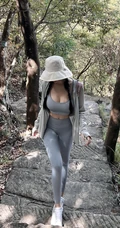 正在爬山的气质匀称女生紧身运动装穿搭美拍照片