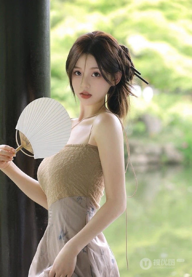 婉约的江南女生着礼裙汉裙手拿小扇湖边凉亭写真图片