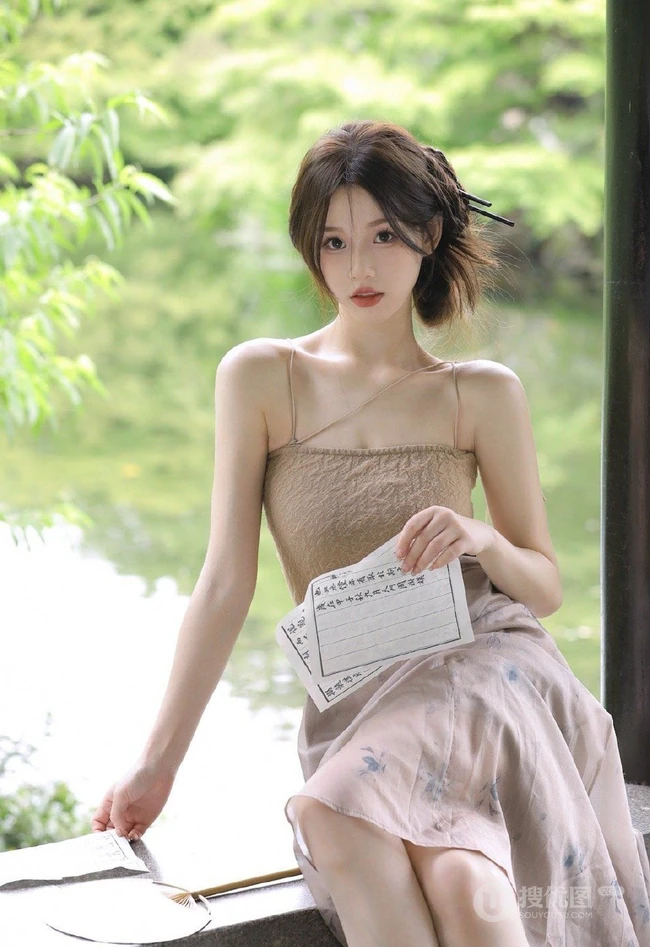 婉约的江南女生着礼裙汉裙手拿小扇湖边凉亭写真图片