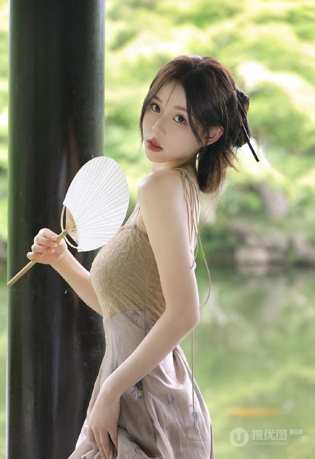 婉约的江南女生着礼裙汉裙手拿小扇湖边凉亭写真图片