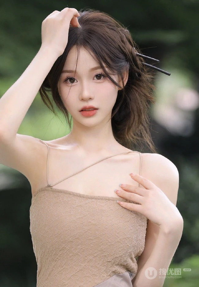 婉约的江南女生着礼裙汉裙手拿小扇湖边凉亭写真图片