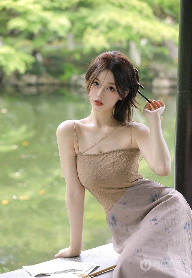 婉约的江南女生着礼裙汉裙手拿小扇湖边凉亭写真图片