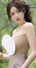 婉约的江南女生着礼裙汉裙手拿小扇湖边凉亭写真图片