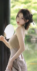 婉约的江南女生着礼裙汉裙手拿小扇湖边凉亭写真图片