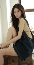 小姐姐纯美又气质，肩带家居服加牛仔裤居家惬意写真图片