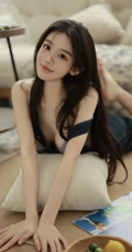 小姐姐纯美又气质，肩带家居服加牛仔裤居家惬意写真图片