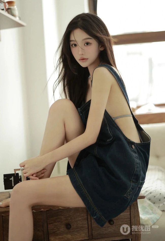小姐姐纯美又气质，肩带家居服加牛仔裤居家惬意写真图片