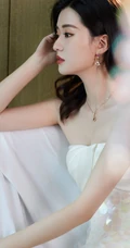 乔欣身着白裙化身人鱼公主，明媚多姿氤氲浪漫