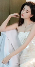 乔欣身着白裙化身人鱼公主，明媚多姿氤氲浪漫