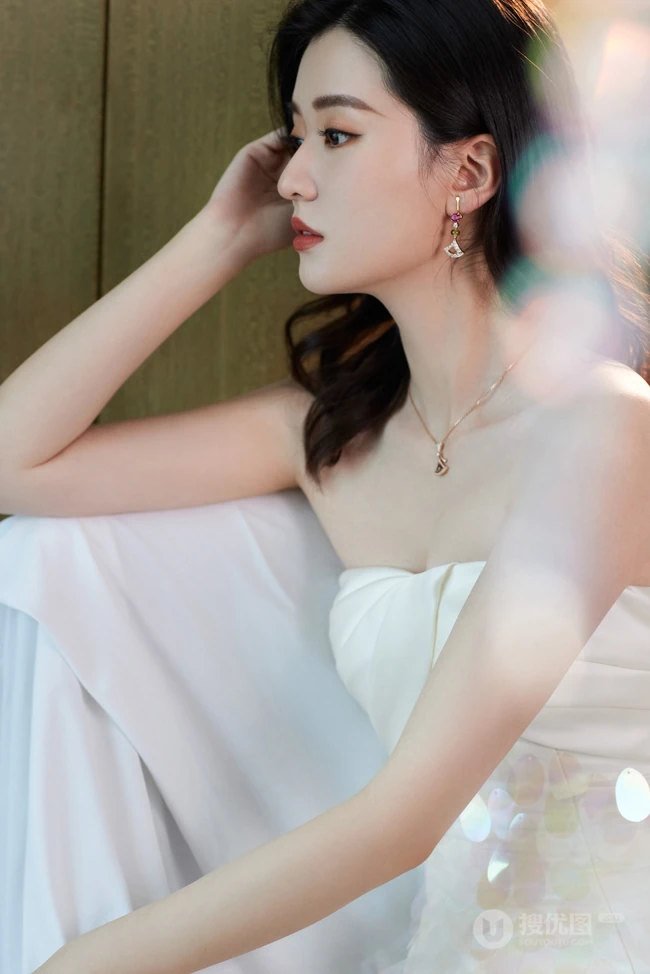 乔欣身着白裙化身人鱼公主，明媚多姿氤氲浪漫