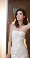 乔欣身着白裙化身人鱼公主，明媚多姿氤氲浪漫